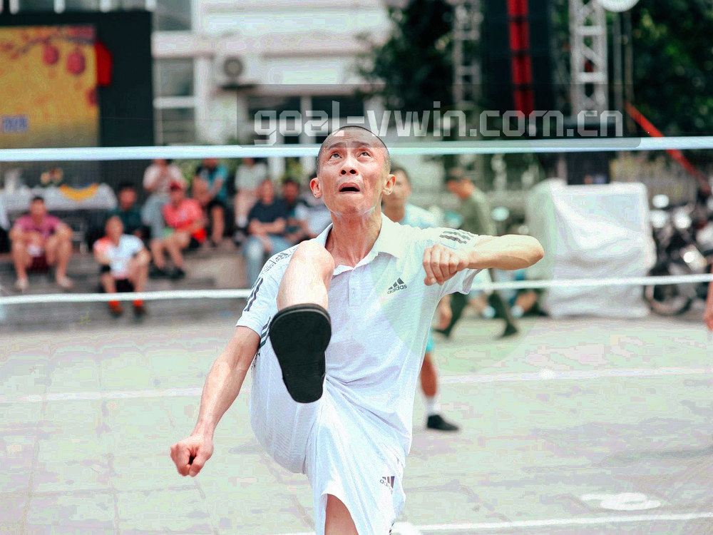 泛黄的手写复盘笔记与旧球票并排放在木质桌面上
